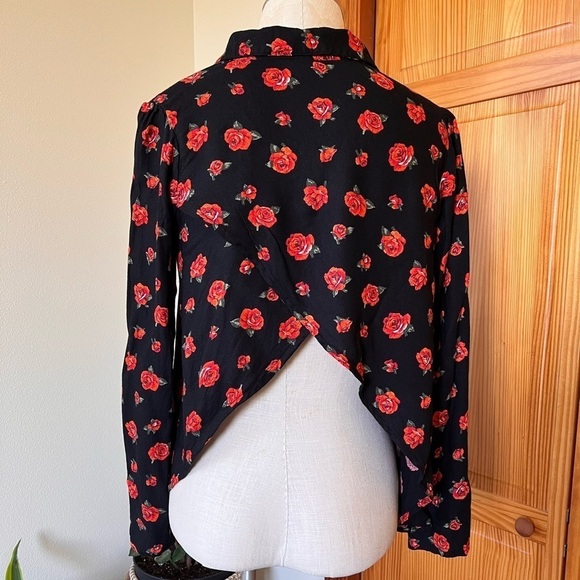 NWOT Volcom Medium Long Sleeve Roses Shirt Cutout Asymmetrical Back - Picture 4 of 10